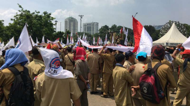 Demo massa perangkat desa di Silang Monas depan Istana Merdeka