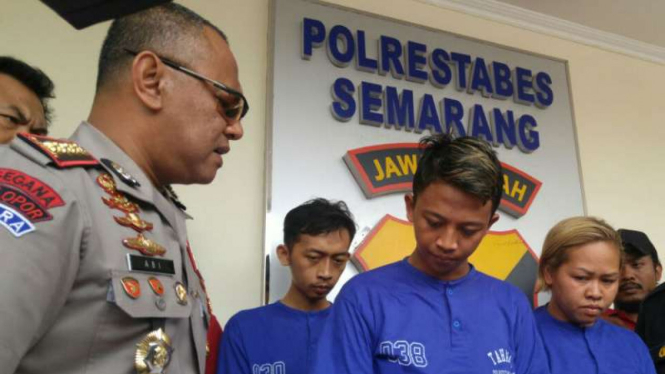 Polisi memperlihatkan kawanan tersangka pembobol mesin ATM di Semarang, Jawa Tengah, pada Selasa, 24 Oktober 2017.