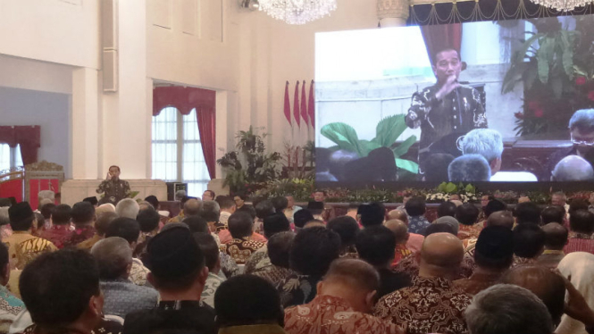 Presiden Joko Widodo (Jokowi)  mengumpulkan kepala daerah di Istana Negara