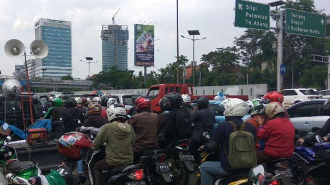 Kemacetan akibat unjuk rasa di depan Gedung DPR/MPR RI.