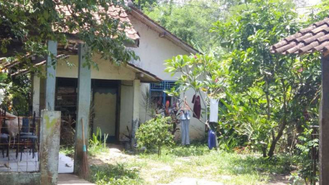 Rumah seorang warga yang digerebek aparat karena sempat diduga teroris di Kampung Baru Cibayana, Desa Cikasungka, Kecamatan Solear, Kabupaten Tangerang, Banten.