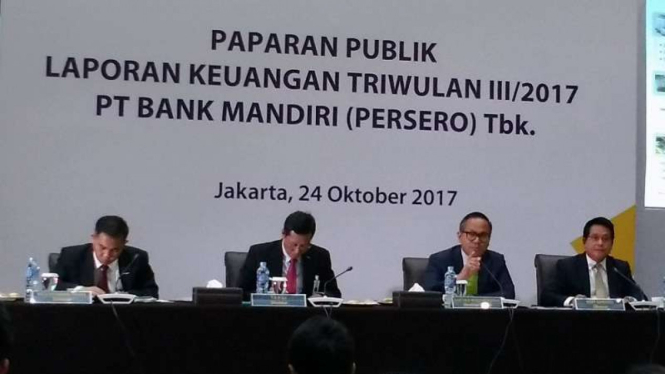 Direktur Utama Bank Mandiri, Kartika Wirjoatmodjo (kedua dari kanan).