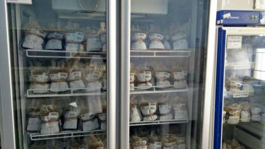  Ratusan kantong darah yang akan dibuang di PMI Garut Jawa Barat, Selasa (24/10/2017)