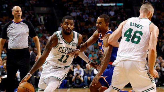 Bintang Boston Celtics, Kyrie Irving (kiri) dalam laga kontra New York Knicks