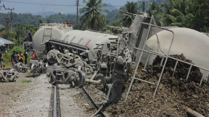 Kereta api pengangkut semen produksi PT Semen Padang anjlok lalu terguling di Padang, Sumatera Barat, pada Rabu, 25 Oktober 2017.