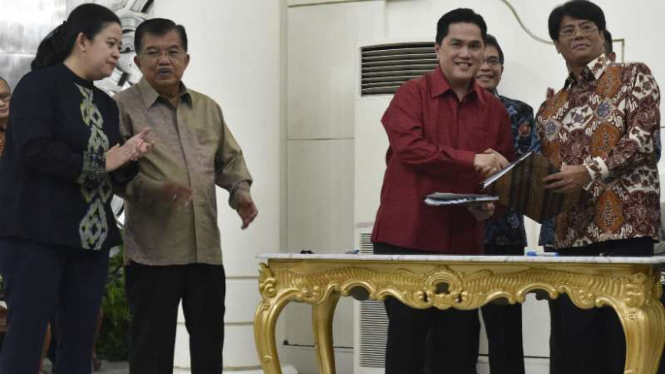 Wapres Jusuf Kalla dan Menko Pembangunan Manusia dan Kebudayaan Puan Maharani (kiri) menyaksikan penandatanganan kerjasama pendanaan Asian Games 2018 oleh Ketua Pelaksana INASGOC Erick Thohir Dirut PT Pertamina Elia Massa Manik.