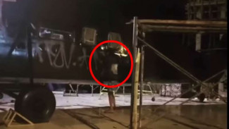 Memalukan, Tiga Pemuda Coret-coret Tugu Helikopter AU