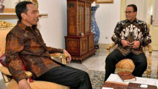 Presiden Joko Widodo berbincang dengan Gubernur DKI Jakarta Anies Baswedan