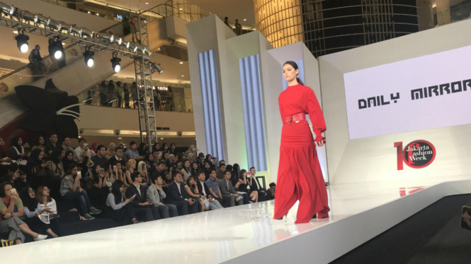 Dua label Korea Selatan yaitu Daily Mirror dan August Alive dalam Jakarta Fashion Week 2018, Rabu, 25 Oktober 2017.