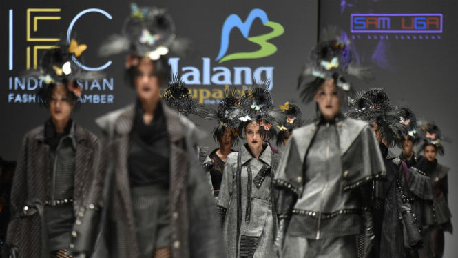 Model memperagakan busana karya Agus Sunandar pada ajang Jakarta Fashion Week 2018 di Senayan City, Jakarta, Selasa (24/10). 
