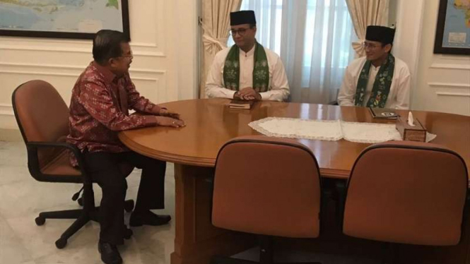 Gubernur DKI Jakarta dan Wakil, Anies Baswedan-Sandiaga Uno saat bertatap muka dengan Wakil Presiden Jusuf Kalla, Kamis (26/10/2017)