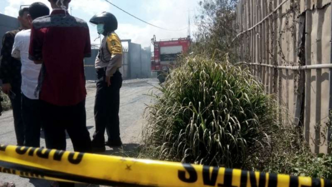 Sebuah pabrik petasan dan kembang api meledak lalu kebakaran di kompleks Pergudangan 99, Jalan Raya Salembaran, Cengklong, Kosambi, Tangerang, Banten, pada Kamis, 26 Oktober 2017.