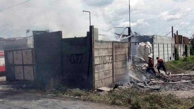 Pabrik petasan dan kembang api meledak di kompleks Pergudangan 99, Kosambi, Tangerang, Banten.