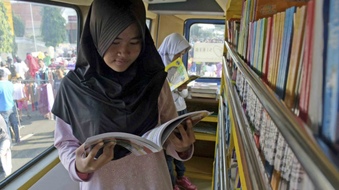 Sorot Buku - Membaca Buku - Perpustakaan - kios buku