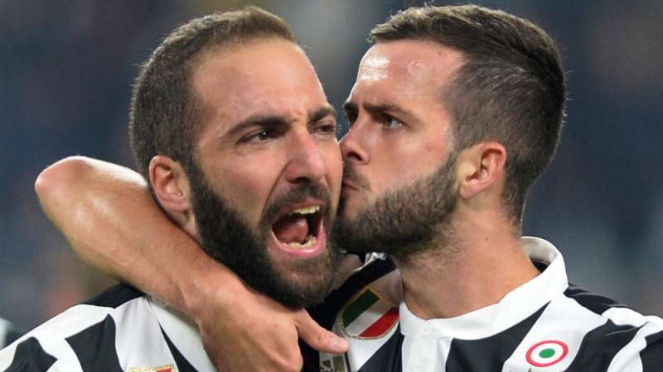 Pemain Juventus, Gonzalo Higuain dan Miralem Pjanic