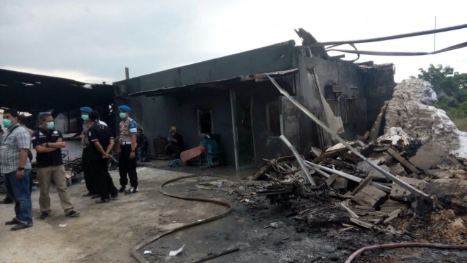 Pabrik petasan dan kembang api yang meledak dan terbakar di kompleks Pergudangan 99, Kosambi, Tangerang, Banten.