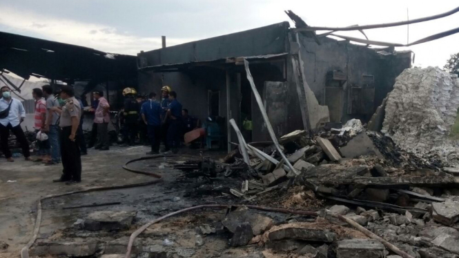 Pabrik petasan dan kembang api meledak di kompleks Pergudangan 99, Kosambi, Tangerang, Banten.