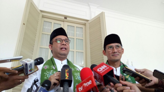 Gubernur DKI Jakarta Anies Baswedan (kiri). 