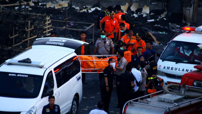 Sejumlah petugas mengevakuasi para korban kebakaran Gudang mercon di Kosambi Tangerang, Kamis (26/10/2017). Sebanyak 47 orang dilaporkan tewas.