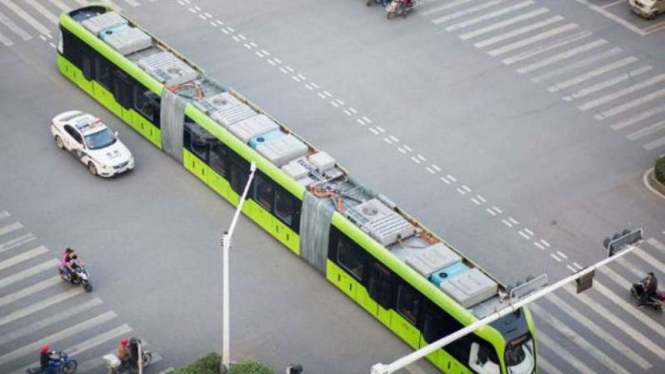 Bus bercita rasa kereta di China diuji coba.