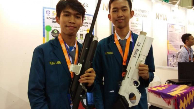 Dua siswa pencipta senapan berbasis hidrogen.