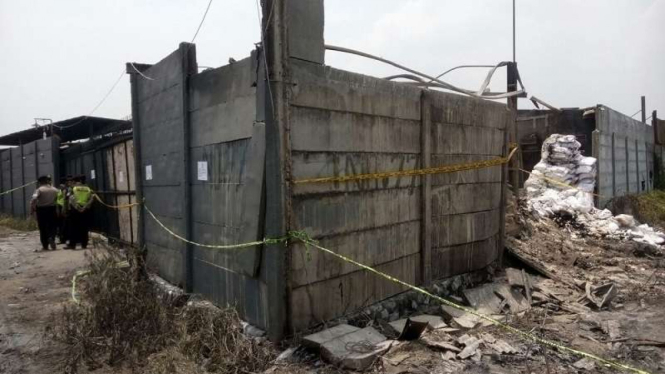 Polisi menutup lokasi tragedi ledakan maut di pabrik mercon Kosambi, Tangerang.