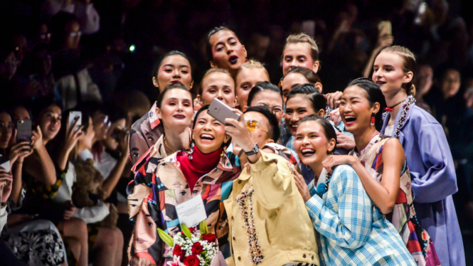 Pertunjukan fesyen Make Over bertajuk Wanted di Jakarta Fashion Week 2018.