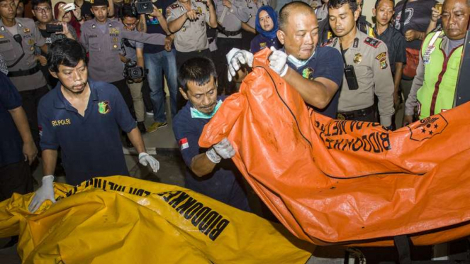 Anyk wurde tot aufgefunden, vermutlich woanders getötet, und in den Pacet-Wald in Mojokerto geworfen