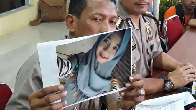 Tim DVI perlihatkan foto Surnah semasa hidup. Surnah merupakan seorang pekerja pabrik petasan yang telah diidentifikasi, Sabtu (28/10/2017)