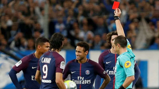 Penyerang Paris Saint-Germain (PSG), Neymar (ketiga dari kiri)