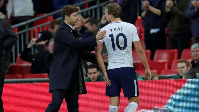 Mauricio Pochettino dan Harry Kane (kanan)