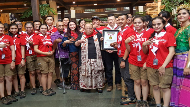  MURI beri penghargaan ke tim ekspedisi 28 gunung di Indonesia