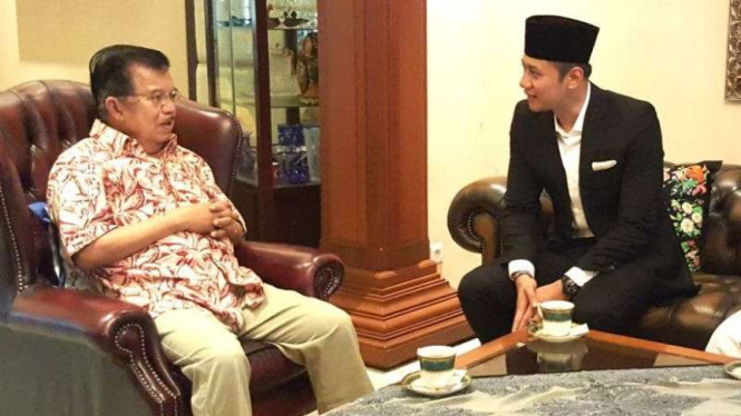 Agus Harimurti Yudhoyono sowan ke Wakil Presiden Jusuf Kalla. 