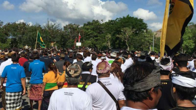 Warga Desa Adat Sanur, Bali, melakukan demonstrasi di depan RS Bali Mandara