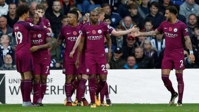 Para pemain Manchester City merayakan gol Raheem Sterling (kedua kiri)