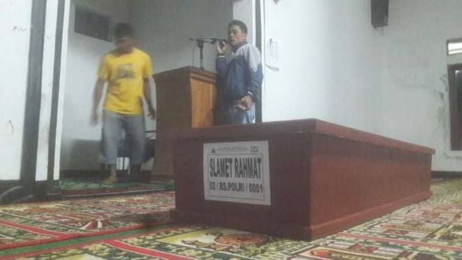 Peti jenazah Slamet Rahmat, warga Garut yang menjadi korban ledakan gudang mercon Kosambi Tangerang, Sabtu (28/10/2017)