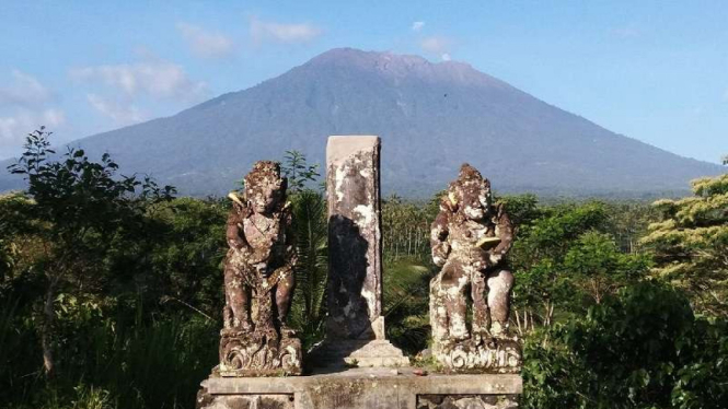 Gunung Agung dilihat dari Pos Rendang, Karangasem, Bali.