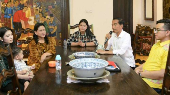 Presiden Jokowi saat memberikan keterangan terkait pernikahan Kahiyang Ayu.