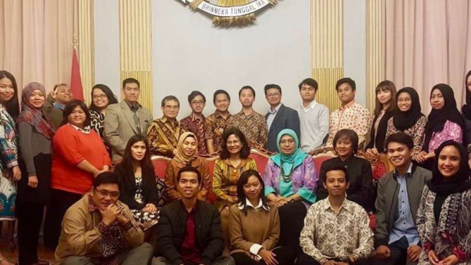 Dubes RI untuk Italia, Esti Andayani, (tengah) bersama para mahasiswa Indonesia saat merayakan Hari Sumpah Pemuda di Roma.