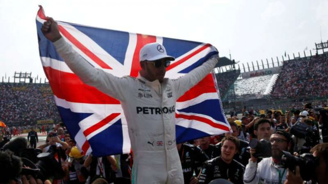 Lewis Hamilton merayakan gelar juara dunia beberapa waktu lalu.