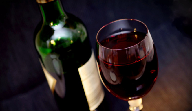 Segelas arak anggur merah atau red wine.