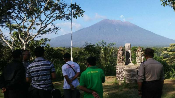 Petugas melakukan pemantauan aktivitas Gunung Agung, Bali.