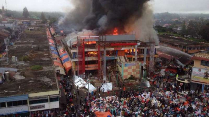 Pasar Ateh, Kota Bukittinggi, Sumatera Barat, terbakar, Senin, 30 Oktober 2017.
