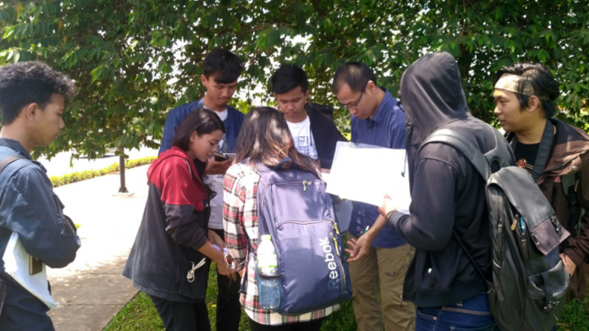  Mahasiswa arsitektur Universitas Pancasila sedang survey lokasi