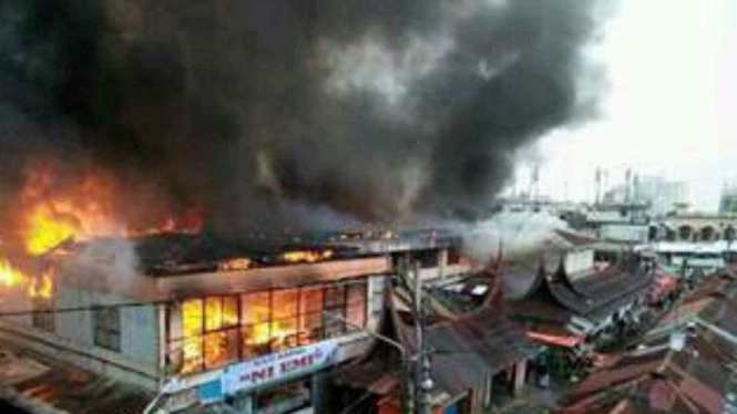 Kebakaran Pasar Ateh Kota Bukittinggi, Sumatera Barat, Senin, 30 Oktober 2017.