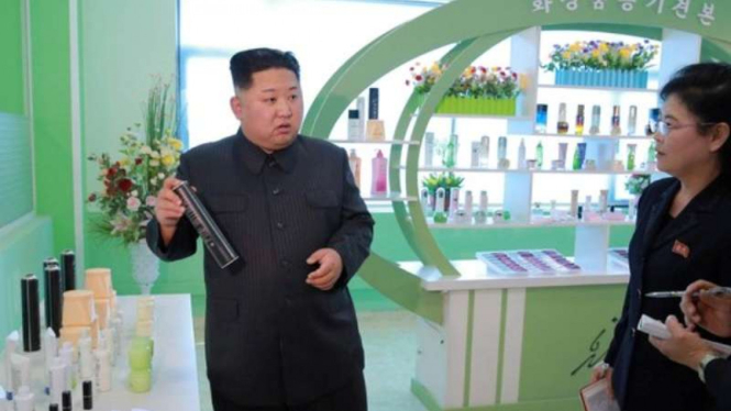 Foto saat Kim Jong-un dan istrinya Ri Sol-ju mengunjungi pabrik kosmetik.