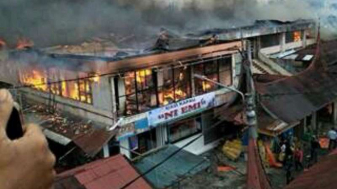 Kawasan pusat perbelanjaan pakaian dan bahan dasar di Pasar Ateh, Kota Bukittinggi, Sumatera Barat, kebakaran hebat pada Senin pagi, 30 Oktober 2017.