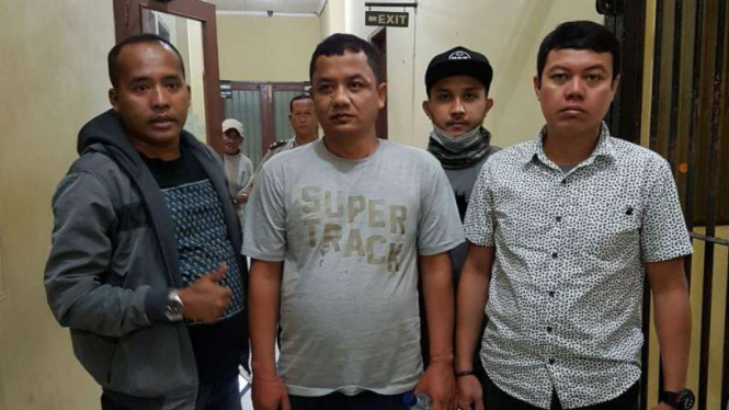 Seorang pria tersangka pembunuh bidan (tengah) di Kabupaten Pidie, Aceh, ditangkap polisi di tempat persembunyiannya di Gunung Sindur, Bogor, Jawa Barat, pada Minggu malam, 29 Oktober 2017.