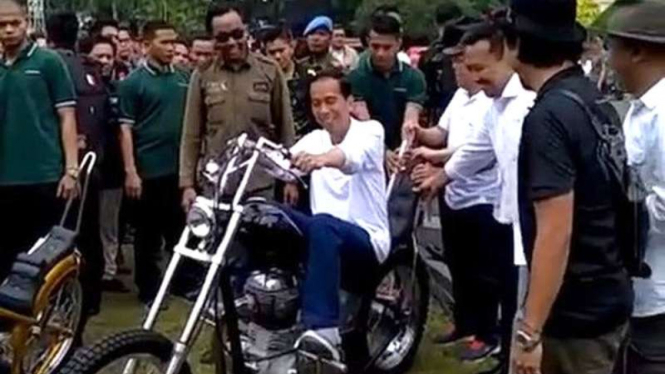 Presiden Jokowi menjajal motor custom.
