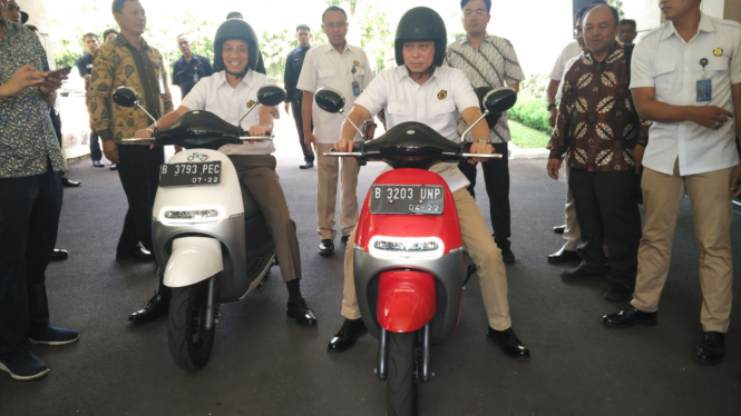 Menteri ESDM Ignasius Jonan mencoba motor listrik Viar Q1.